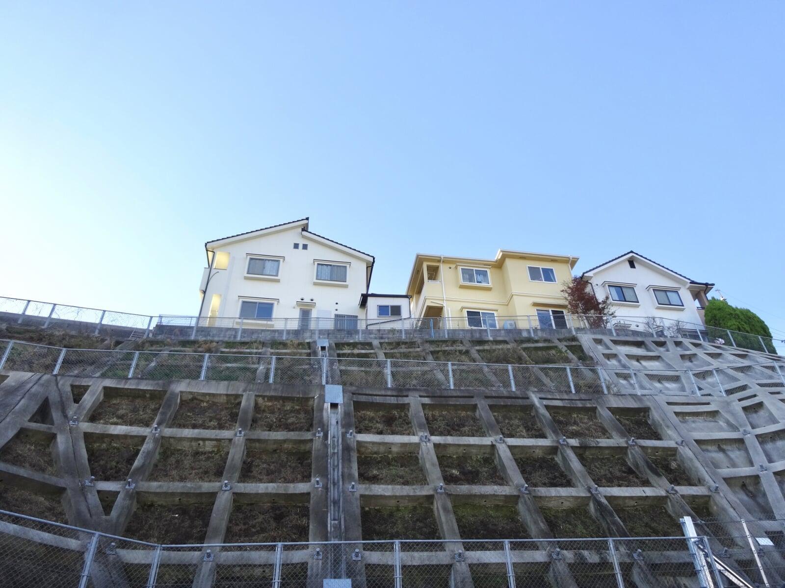 【土地の売却】傾斜地・崖地は売却できる？土地価値が左右される“がけ条例“とは？