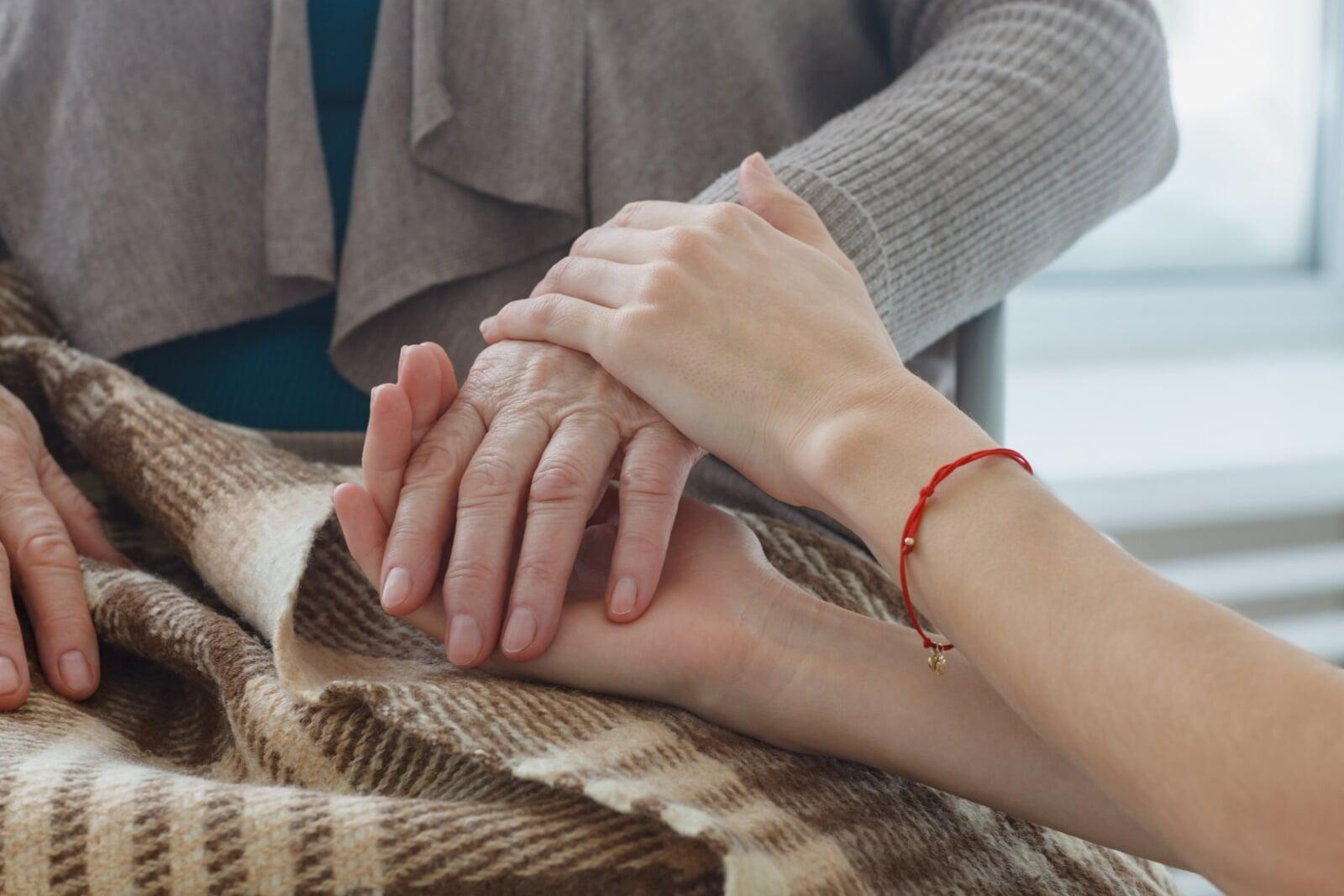 認知症の親の家は売れる?名義変更・売却方法・後見制度の注意点を徹底解説