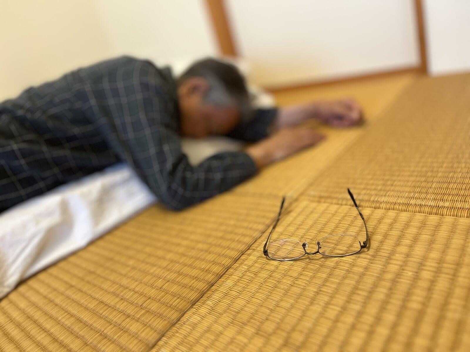 実家で親が孤独死…家族はその後どうすればいい？｜手続きと実家の行方